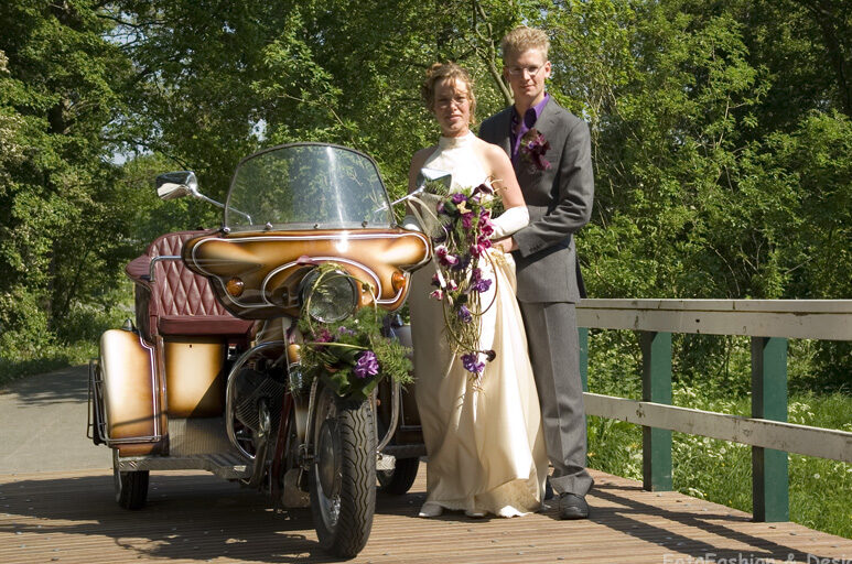 Bruiloft uniek trouwvervoer bruidspaar motor Moto Guzzi