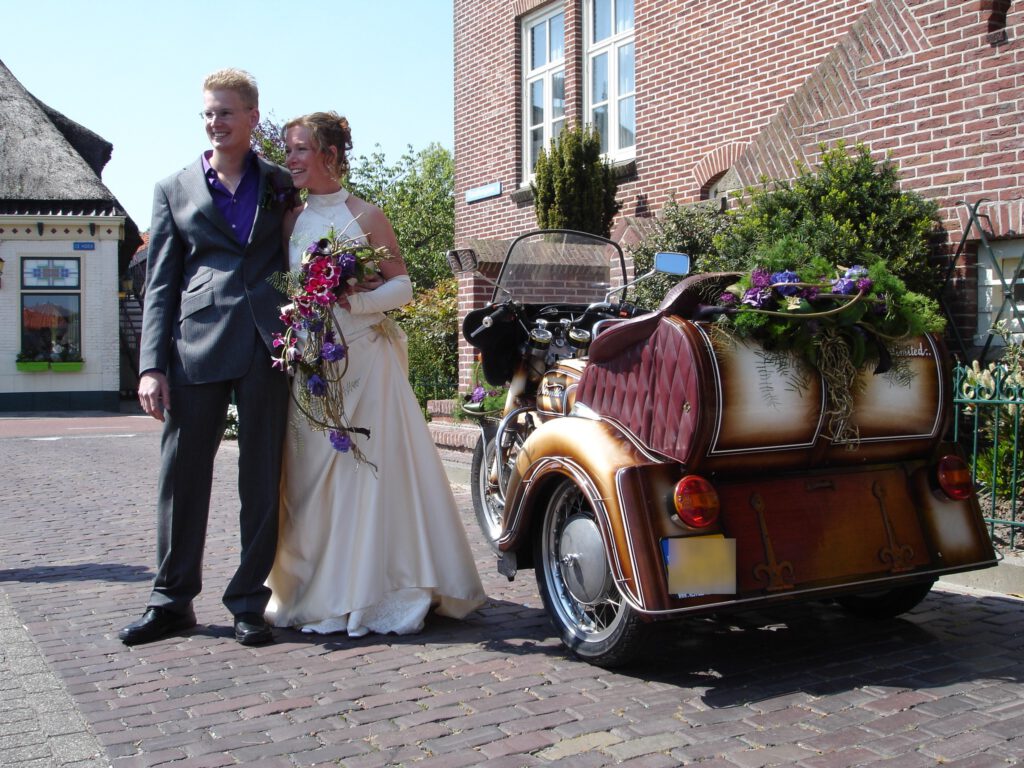 Uniek motorvervoer bruiloft trouwen bruidspaar Moto Guzzi Trike noord-holland west-friesland verhuur