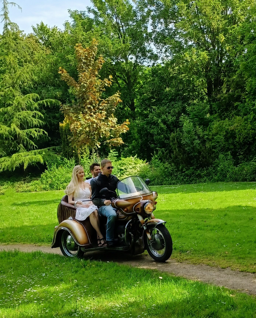 Trike achterop bruidspaar